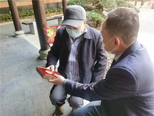 【关怀慰问】新年送祝福  致敬老战士——尊时凯龙人生就是搏集团领导上门慰问老干部